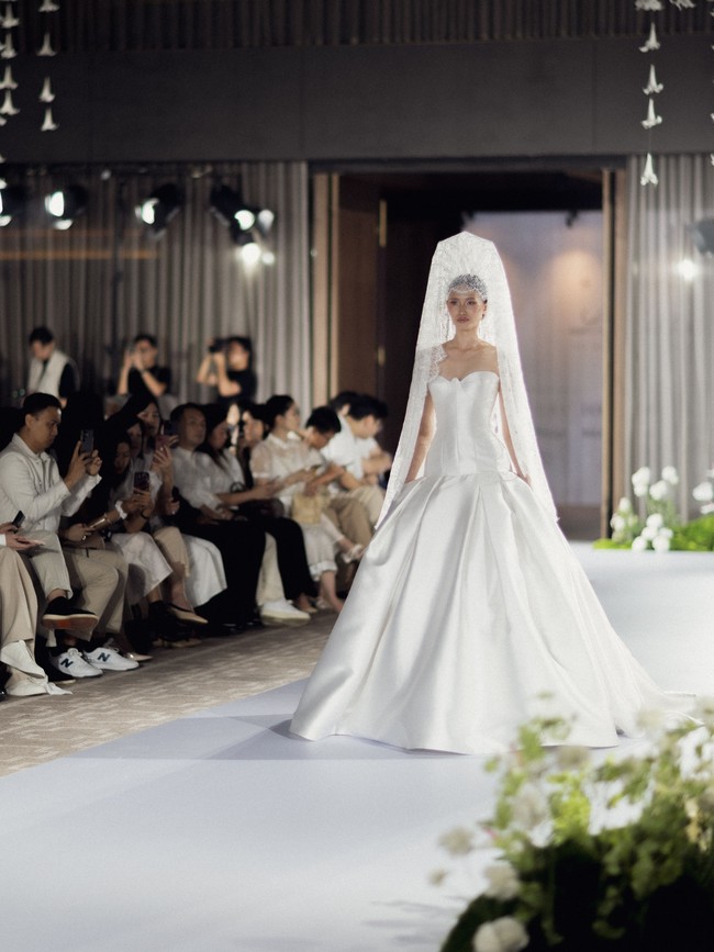 Nama La Belle berasal dari bahasa Prancis yang berarti “si cantik” atau the beautiful one. Namun, makna koleksi ini tidak berhenti pada kecantikan fisik. Bagi Sebastian Gunawan dan Cristina Panarese, La Belle merepresentasikan perjalanan seorang perempuan ketika meninggalkan satu fase kehidupan dan bersiap memasuki babak baru. (Foto: Dok. Sebastian Gunawan)