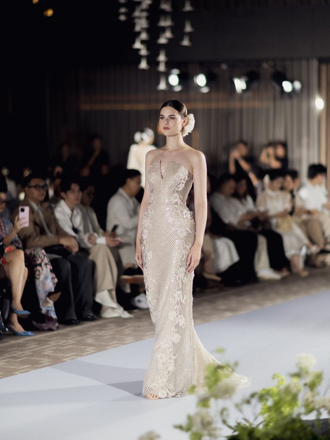 Permainan detail tersebut memperlihatkan bahwa konsep pernikahan yang lebih sederhana atau intim tidak harus berarti mengesampingkan kemewahan dalam busana pengantin. (Foto: Dok. Sebastian Gunawan)