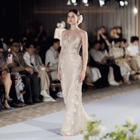 Permainan detail tersebut memperlihatkan bahwa konsep pernikahan yang lebih sederhana atau intim tidak harus berarti mengesampingkan kemewahan dalam busana pengantin. (Foto: Dok. Sebastian Gunawan)
