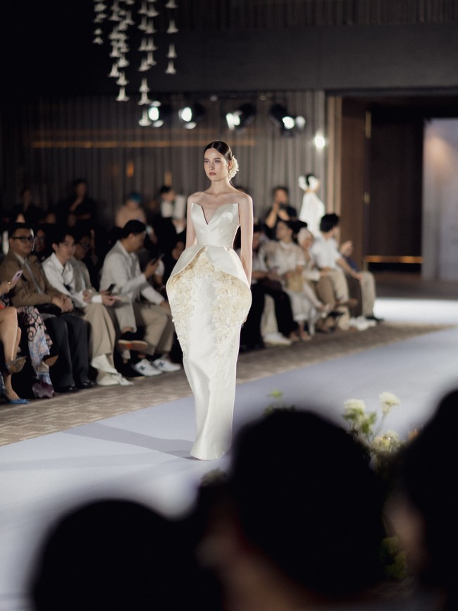 Sentuhan feminin juga terlihat melalui aplikasi bunga pada sejumlah gaun. Sementara itu, payet dan berbagai ornamen dekoratif atau embellishment ditempatkan secara terukur untuk memberikan kilau ketika busana bergerak, sekaligus menonjolkan bagian-bagian tertentu dari desain. (Foto: Dok. Sebastian Gunawan)