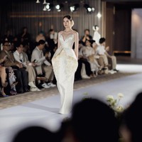 Sentuhan feminin juga terlihat melalui aplikasi bunga pada sejumlah gaun. Sementara itu, payet dan berbagai ornamen dekoratif atau embellishment ditempatkan secara terukur untuk memberikan kilau ketika busana bergerak, sekaligus menonjolkan bagian-bagian tertentu dari desain. (Foto: Dok. Sebastian Gunawan)