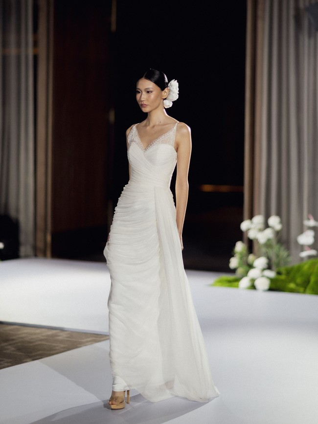 Berbicara soal warna, SEBASTIANsposa tidak hanya mengandalkan putih sebagai warna klasik gaun pengantin. Koleksi ini turut menghadirkan palet cream, nude, hingga champagne yang memberikan kesan lembut dan modern. Dari sisi material, terdapat eksplorasi lace, satin, dan duchess yang dipadukan untuk menghasilkan tekstur serta siluet berbeda pada setiap tampilan. (Foto: Dok. Sebastian Gunawan)