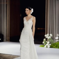 Berbicara soal warna, SEBASTIANsposa tidak hanya mengandalkan putih sebagai warna klasik gaun pengantin. Koleksi ini turut menghadirkan palet cream, nude, hingga champagne yang memberikan kesan lembut dan modern. Dari sisi material, terdapat eksplorasi lace, satin, dan duchess yang dipadukan untuk menghasilkan tekstur serta siluet berbeda pada setiap tampilan. (Foto: Dok. Sebastian Gunawan)