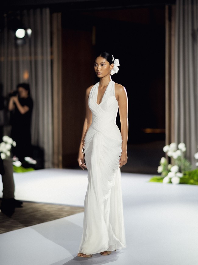 Koleksi rancangan Sebastian Gunawan dan Cristina Panarese ini diperkenalkan melalui 22 tampilan (looks) di Arena Lakeside Riviera Ballroom. Lewat La Belle, keduanya menawarkan interpretasi gaun pengantin yang terasa lebih ringan dan modern, tanpa meninggalkan kemewahan serta detail yang menjadi elemen penting dalam busana bridal. (Foto: Dok. Sebastian Gunawan)