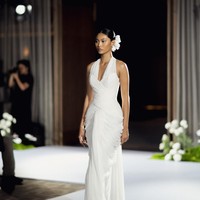 Koleksi rancangan Sebastian Gunawan dan Cristina Panarese ini diperkenalkan melalui 22 tampilan (looks) di Arena Lakeside Riviera Ballroom. Lewat La Belle, keduanya menawarkan interpretasi gaun pengantin yang terasa lebih ringan dan modern, tanpa meninggalkan kemewahan serta detail yang menjadi elemen penting dalam busana bridal. (Foto: Dok. Sebastian Gunawan)