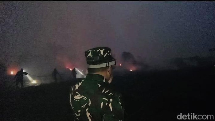 Komandan Korem (Danrem) 044/Garuda Dempo (Gapo) Brigjen TNI Khabib Mahfud memimpin pemadaman api Karhutla