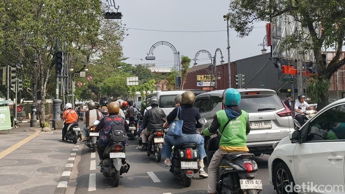 Kondisi lampu merah di perempat Cihapit yang padam.
