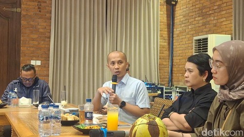 Koordinator Gugus Tugas Komite Percepatan Tranformasi Digital Pemerintah, Rahmat Danu Andika, memberi keterangan kepada awak media di Denpasar, Bali, Kamis (8/10/2026).