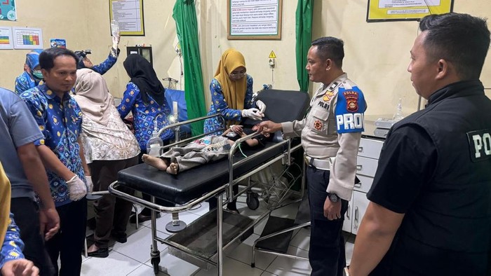 Korban kecelakaan mobil operasional tabrak motor di OKU Timur saat dievakuasi ke rumah sakit