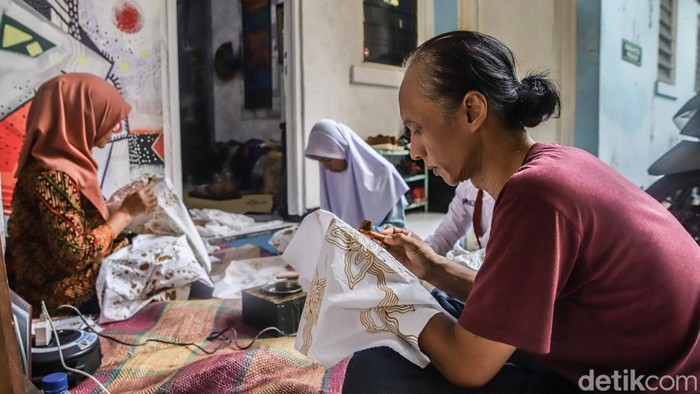 Pasangan suami istri Hartadi dan Harini membuat batik di kawasan Rusun Bermis, Jakarta, Jumat (9/10/2026). Melalui Kriya Gading, keduanya mengembangkan batik bermotif kontemporer dengan memadukan keterampilan membatik dan latar belakang seni yang mereka miliki.