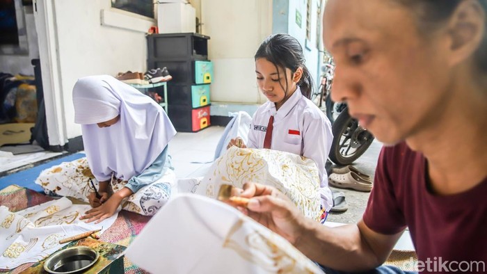 Pasangan suami istri Hartadi dan Harini membuat batik di kawasan Rusun Bermis, Jakarta, Jumat (9/10/2026). Melalui Kriya Gading, keduanya mengembangkan batik bermotif kontemporer dengan memadukan keterampilan membatik dan latar belakang seni yang mereka miliki.