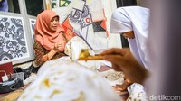 Sementara itu, Harini yang berprofesi sebagai guru juga memiliki keterampilan membatik. Kemampuan tersebut melengkapi proses berkarya mereka, sekaligus mendorong keduanya untuk mengenalkan batik kepada masyarakat melalui kegiatan edukasi. 