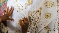 Dalam proses pembuatannya, Hartadi memanfaatkan pengalamannya sebagai pelukis untuk merancang motif, sedangkan keterampilan membatik menjadi bagian penting dalam mewujudkan rancangan tersebut di atas kain. Proses ini membutuhkan ketelitian agar bentuk dan warna yang direncanakan dapat diterapkan sesuai konsep. 