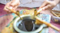 Bagi Hartadi, batik menjadi medium lain untuk menyalurkan kreativitas di luar seni lukis. Melalui perpaduan teknik dan eksplorasi visual, ia mengembangkan karya yang mempertemukan seni lukis dengan tradisi membatik. 