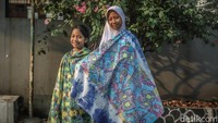 Selain menghasilkan karya, Hartadi dan Harini juga senang memberikan edukasi mengenai batik kepada warga. Kegiatan ini dilakukan untuk memperkenalkan proses pembuatan batik sekaligus memberikan pemahaman tentang tahapan dan keterampilan yang dibutuhkan dalam menghasilkan karya batik. 