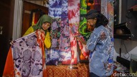 Kolaborasi Hartadi dan Harini mempertemukan dua latar belakang berbeda, yakni seni lukis dan profesi pendidikan yang disertai keterampilan membatik. Keduanya memanfaatkan keahlian masing-masing untuk mengembangkan Kriya Gading sekaligus berbagi pengetahuan dengan masyarakat di sekitar tempat mereka berkegiatan. 
