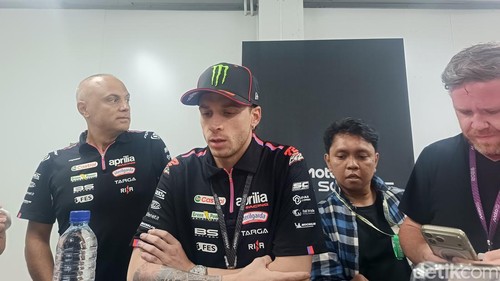 Pembalap Aprilia Racing, Marco Bezzecchi, saat wawancara seusai sesi latihan di media center Sirkuit Mandalika, Jumat (9/10/2026). Foto: (Edi Suryansyah/detikBali)