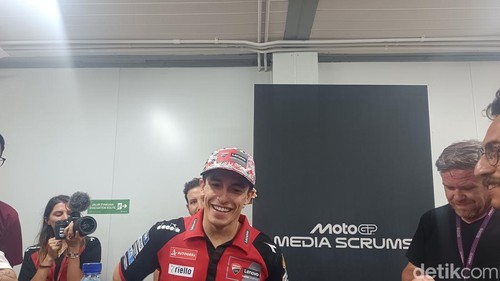 Pembalap Ducati Lenovo, Marc Marquez, dalam wawancara seusai sesi latihan di media center Sirkuit Mandalika, Jumat (9/10/2026).