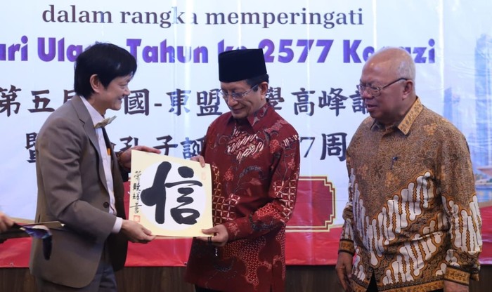 Menag Nasaruddin Umar Terima Kaligrafi Xin