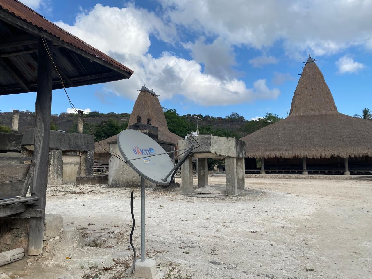Fasilitas Akses Internet BAKTI di Kampung Adat Praiyawang Fasilitas Akses Internet BAKTI di Kampung Adat Praiyawang