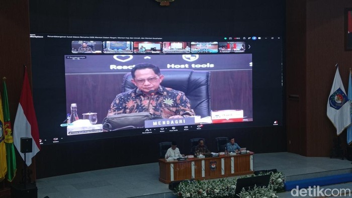Mendagri Tito Karnavian Tito dalam acara penandatanganan Surat Edaran Bersama (SEB) Kemendagri, Kemenhaj serta Kemenkes di Jakarta Pusat, Jumat (9/10/2026)