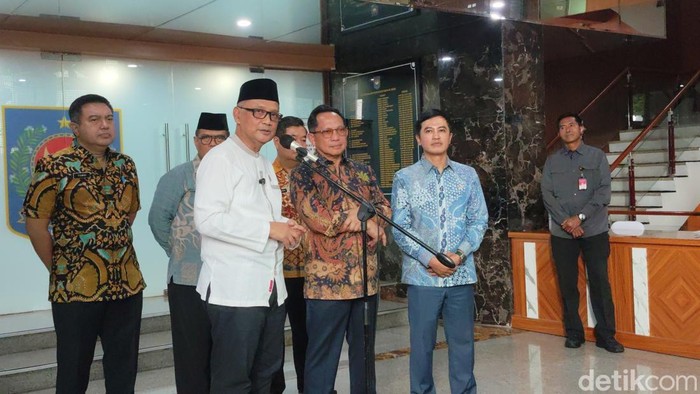Menhaj Mochamad Irfan Yusuf (kiri), Mendagri Tito Karnavian (tengah), dan Wamenkes Dante Saksono Harbuwono (kanan) dalam konferensi pers di Gedung Kemendagri, Jakarta Pusat, Jumat (9/10/2026).