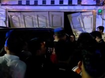 Pemuda Bawa Fortuner Tabrak Kafe hingga Rusak di Medan