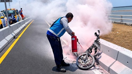 Penanganan sepeda motor terbakar di Jalan Tol Bali Mandara, Jumat (9/10/2026).