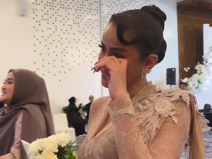 Momen Akrab Olla Ramlan Bareng Anak dan Pacar Kondangan ke Aufar Hutapea