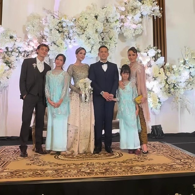 Momen Akrab Olla Ramlan Bareng Anak dan Pacar Kondangan ke Aufar Hutapea