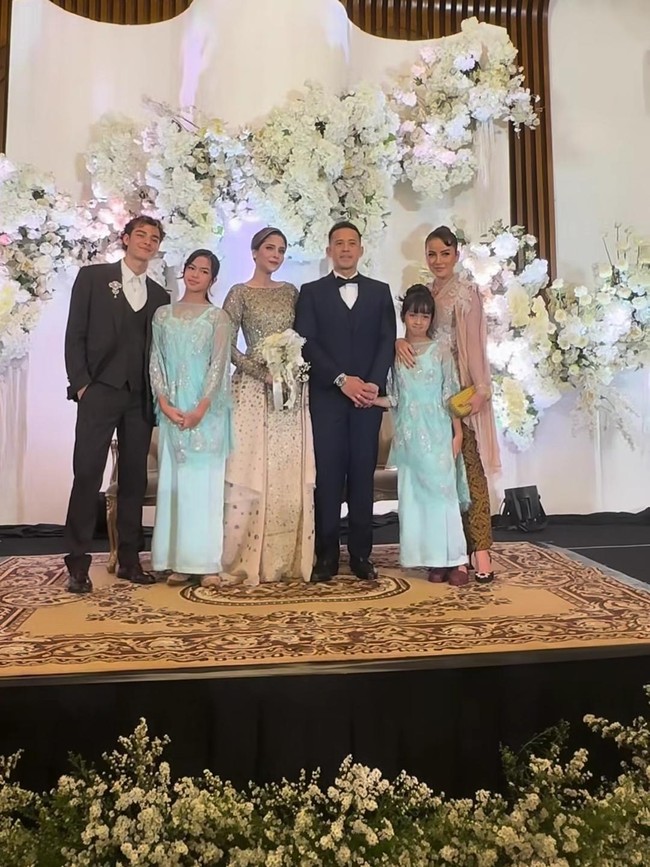 Momen Akrab Olla Ramlan Bareng Anak dan Pacar Kondangan ke Aufar Hutapea
