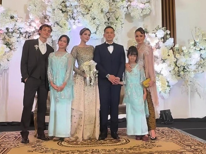 Olla Ramlan kondangan ke pernikahan Aufar Hutapea.