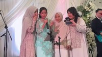 Momen Aleena bernyanyi bersama dengan keluarga lainnya di panggung pernikahan sang ayah. Foto: Instagram @mini_saputri