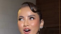 Saya juga merasa beruntung memiliki pendamping yang berhati besar, yang dengan tulus bersedia menemani saya di hari istimewa mantan suami saya. Bagi saya, itu adalah bentuk dan kedewasaan, yang sesungguhnya, jelasnya.  Foto: dok instagram Olla Ramlan