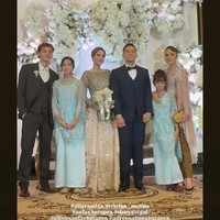Olla Ramlan bersama kedua putri dan kekasihnya, Tristan Molina, tampak menghadiri acara pernikahan mantan suaminya, Aufar Hutapea dengan Daniah Assagaf, yang digelar pada Kamis (8/10/26). Foto: Instagram/@ollaramlan
