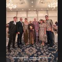 Olla tampil anggun dalam balutan kebaya dengan lengan menerawang dipadukan dengan kain lilit batik berwarna coklat. Rambutnya tampak rapi tersanggul. Foto: Instagram/@ollaramlan