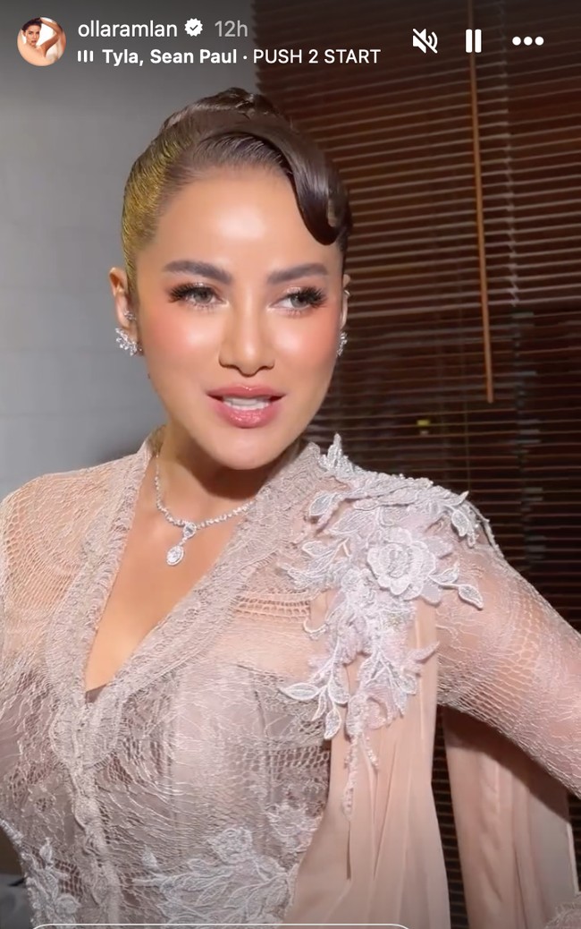 Penampilan Olla makin memukau dengan riasan soft glam yang flawless. Bernuansa pink soft, riasan tersebut membuat wajahnya semakin fresh dan cantik memukau. Foto: Instagram/@ollaramlan