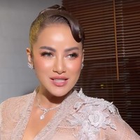 Penampilan Olla makin memukau dengan riasan soft glam yang flawless. Bernuansa pink soft, riasan tersebut membuat wajahnya semakin fresh dan cantik memukau. Foto: Instagram/@ollaramlan