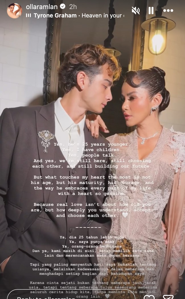 Pose romantis, Olla juga menuliskan keterangan spesial yang tak kalah bikin baper. Ya, dia 25 tahun lebih muda. Ya, saya punya anak. Ya, orang-orang berbicara. Dan ya, kami masih di sini, tetap memilih satu sama lain dan merencanakan masa depan bersama. Tapi yang paling menyentuh hati saya bukanlah tentang usianya, melainkan kedewasaannya dalam menerima dan menghadapi setiap bagian dari kehidupan saya. Karena cinta sejati bukan tentang seberapa jauh jarak usia, tetapi tentang seberapa tulus seseorang menerima seluruh cerita hidup kita, tanpa meminta kita menjadi orang lain, tulis Olla. Foto: Instagram/@ollaramlan