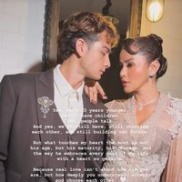 Pose romantis, Olla juga menuliskan keterangan spesial yang tak kalah bikin baper. Ya, dia 25 tahun lebih muda. Ya, saya punya anak. Ya, orang-orang berbicara. Dan ya, kami masih di sini, tetap memilih satu sama lain dan merencanakan masa depan bersama. Tapi yang paling menyentuh hati saya bukanlah tentang usianya, melainkan kedewasaannya dalam menerima dan menghadapi setiap bagian dari kehidupan saya. Karena cinta sejati bukan tentang seberapa jauh jarak usia, tetapi tentang seberapa tulus seseorang menerima seluruh cerita hidup kita, tanpa meminta kita menjadi orang lain, tulis Olla. Foto: Instagram/@ollaramlan