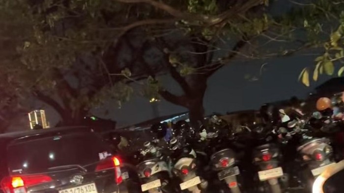 Parkiran di depan Mal Pipo Makassar memicu kemacetan. Pengunjung enggan parkir di dalam meski kantong parkir kosong.