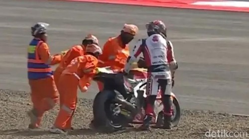 Pebalap Indonesia Mario Suryo Aji, crash di tikungan pertama saat sesi Practice Moto2 GP Indonesia 2026 di Sirkuit Mandalika, Jumat (9/10/2026).
