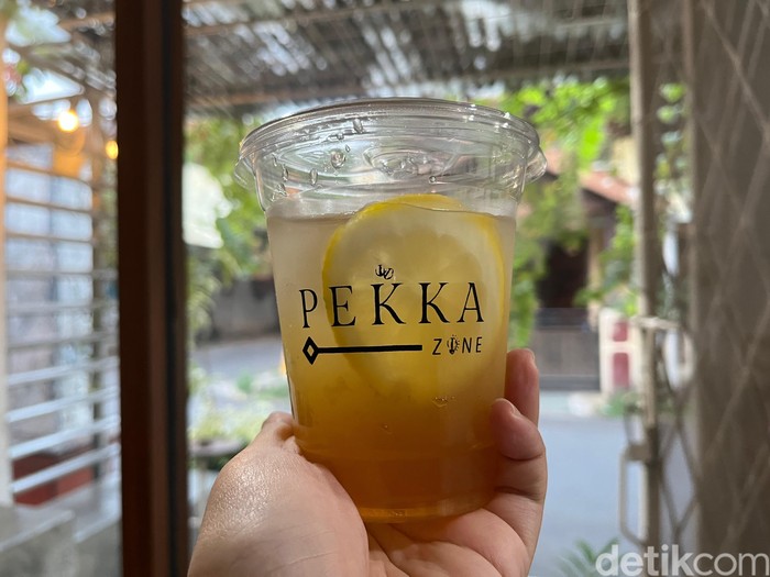 Kafe mungil di dalam komplek tetapi punya banyak pilihan menu minuman yang enak.