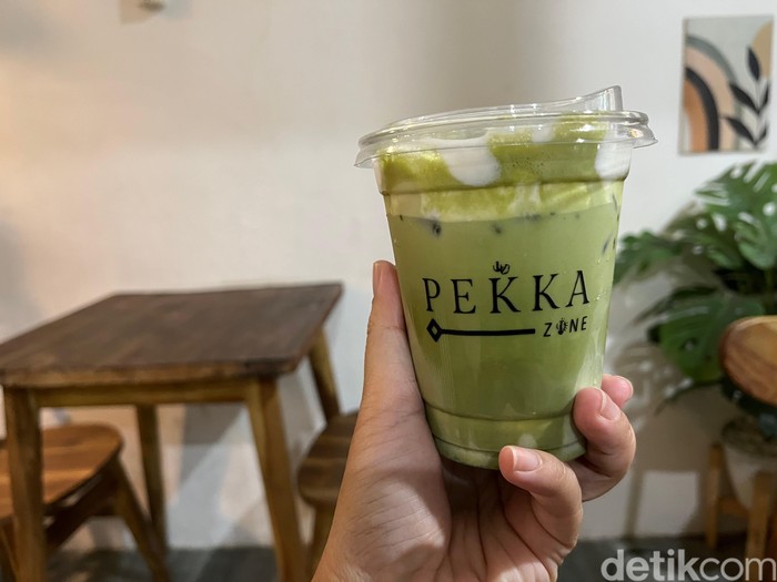Kafe mungil di dalam komplek tetapi punya banyak pilihan menu minuman yang enak.