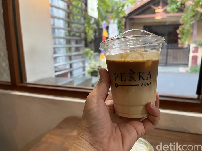 Kafe mungil di dalam komplek tetapi punya banyak pilihan menu minuman yang enak.