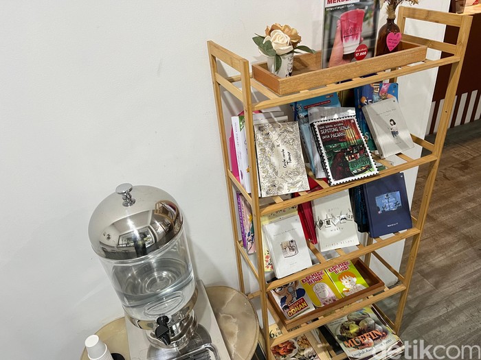 Kafe mungil di dalam komplek tetapi punya banyak pilihan menu minuman yang enak.