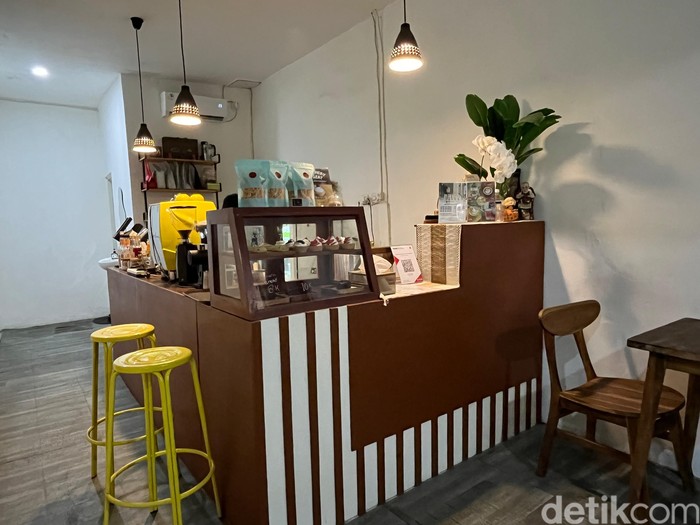 Kafe mungil di dalam komplek tetapi punya banyak pilihan menu minuman yang enak.