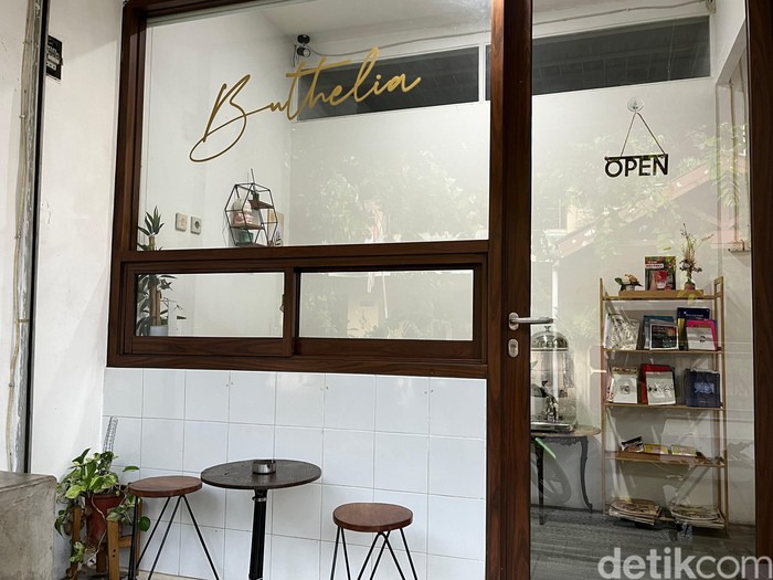 Kafe mungil di dalam komplek tetapi punya banyak pilihan menu minuman yang enak.