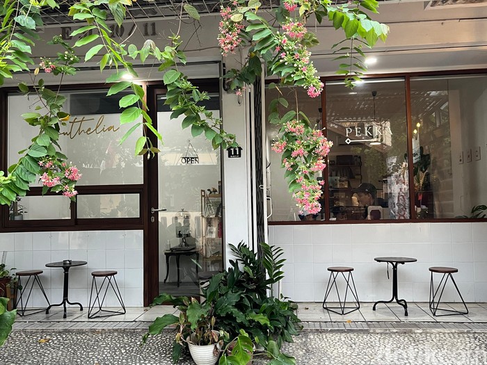 Kafe mungil di dalam komplek tetapi punya banyak pilihan menu minuman yang enak.
