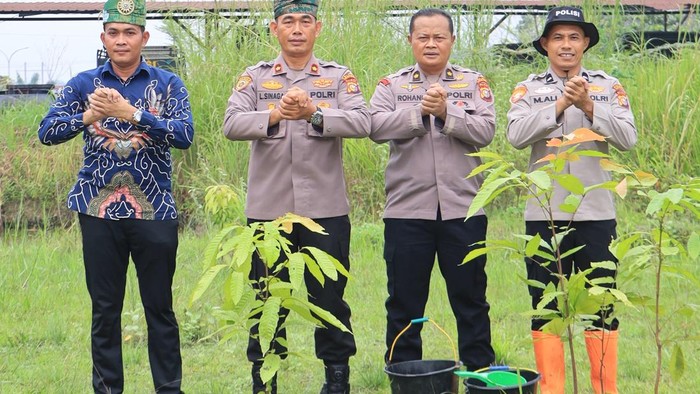 Penanaman pohon di Mapolres Rokan Hilir mendukung gerakan Program 1 Juta Pohon, Jumat (9/10/2026).